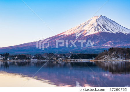 從河口湖冬景看到的晨光中的富士山 87260765