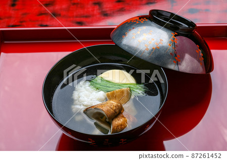 一盤懷石料理，松茸蘑菇湯 87261452