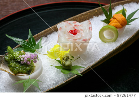 A dish of kaiseki cuisine at a restaurant, a seafood appetizer 87261477