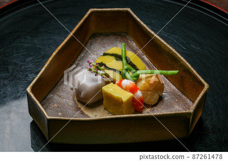 A dish of kaiseki cuisine at a restaurant, simmered dish A dish of kaiseki cuisine at a restaurant, simmered dish 87261478