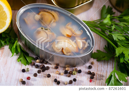 Canned seafood, whole shelled clams 87261601
