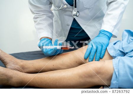 Asian doctor inject Hyaluronic acid platelet rich plasma into the knee of senior woman to walk without pain. Asian doctor inject Hyaluronic acid platelet rich plasma into the knee of senior woman to walk without pain. 87263792