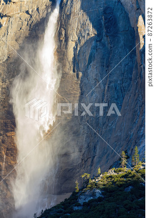 Sunny view of the upper Yosemite Falls of Yosemite National Park 87263872