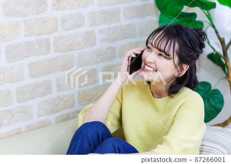 一個少婦談話在智能手機 一個少婦談話在智能手機 87266001