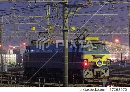 "Nina" resting at the cargo terminal at night EF66-27 Unit _2010/10/15 Photographed 87268970