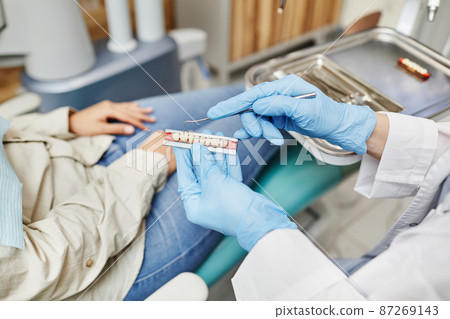 Dentist Showing Tooth Model Dentist Showing Tooth Model 87269143