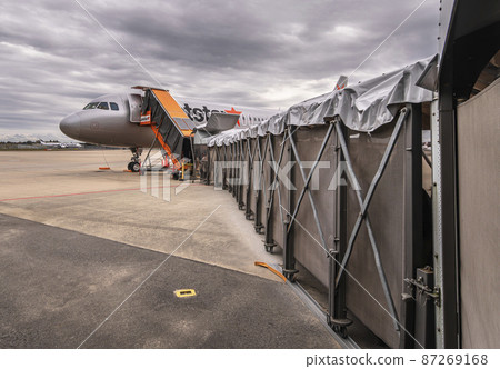 [東京成田] 在成田機場通往一架帶停機坪的客機的可折疊登機橋。 87269168