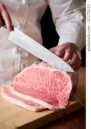 切日本黑牛里脊牛排的廚師 87270211