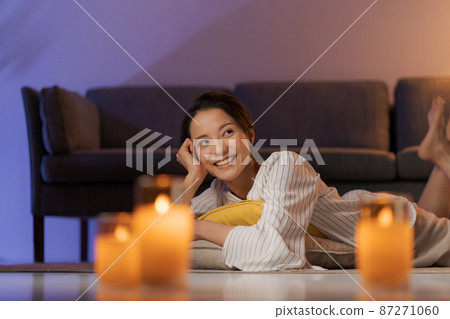 在家放鬆的婦女 87271060