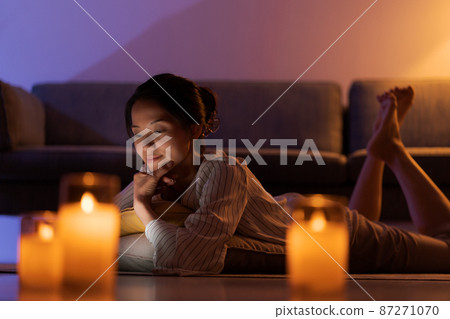 在家放鬆的婦女 在家放鬆的婦女 87271070