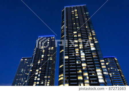 Night view of tower apartments along the river in the city center_64 87271083