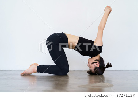 做瑜伽的女人(牛式、貓式) 做瑜伽的女人(牛式、貓式) 87271137