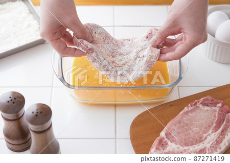 Tonkatsu pork loin preparation put in beaten egg 87271419