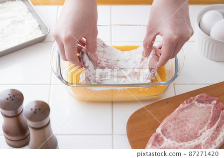 Tonkatsu 豬里脊準備，浸泡在打好的雞蛋中 87271420