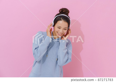 戴著耳機的婦女 87271783