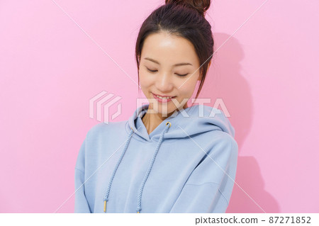 連帽衫女性粉紅色背景 連帽衫女性粉紅色背景 87271852