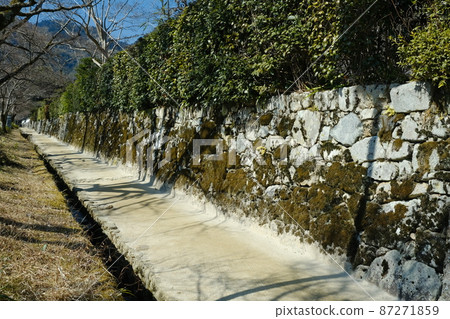 Anō-shu stone wall and blue sky 87271859