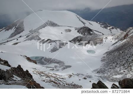 [Ishikawa Prefecture/Gifu Prefecture, April] Hakusan Mountain Range: View from the top of Mt. Hakusan Gozenmine, Mt. Oonami and the ponds 87271864