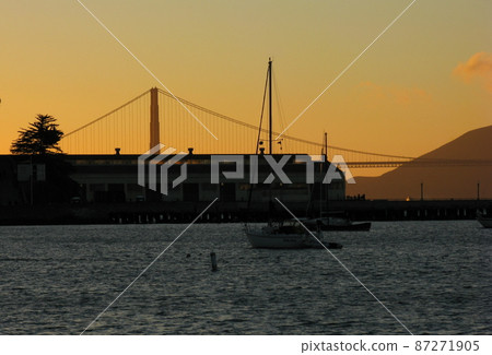 黃昏的內海和遠處的金門大橋 黃昏的內海和遠處的金門大橋 87271905