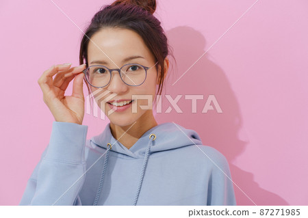 戴眼鏡的粉紅色背景的女人 87271985