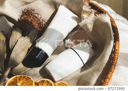 粉底和防曬天然化妝品圖片素材 87271992