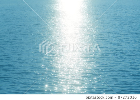 The glow of the sea surface 87272016