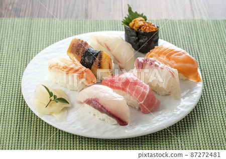 Nigiri 壽司放在盤子裡 87272481