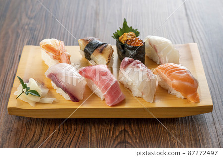 Nigiri 壽司放在盤子裡 87272497