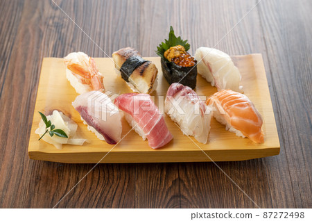 Nigiri 壽司放在盤子裡 87272498