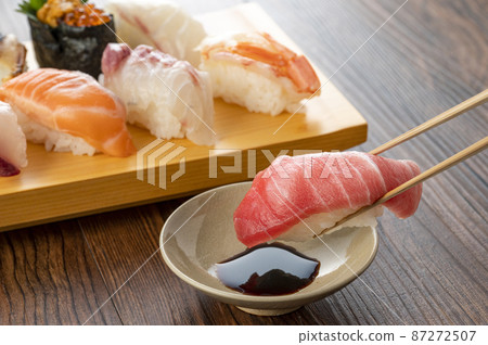 Nigiri 壽司放在盤子裡 87272507
