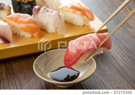 Nigiri 壽司放在盤子裡 87272508