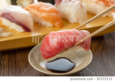 Nigiri 壽司放在盤子裡 Nigiri 壽司放在盤子裡 87272513