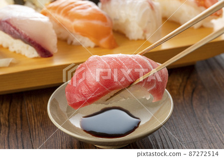 Nigiri 壽司放在盤子裡 87272514