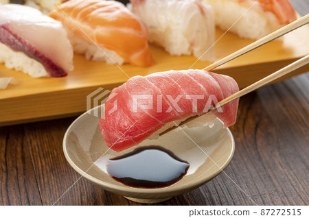Nigiri 壽司放在盤子裡 Nigiri 壽司放在盤子裡 87272515