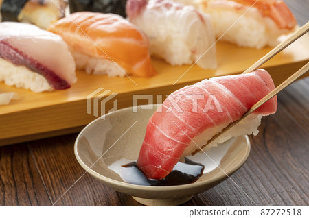 Nigiri 壽司放在盤子裡 87272518