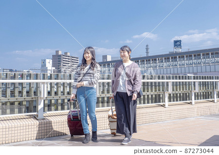 Mother and daughter going on a trip by Shinkansen 2 87273044