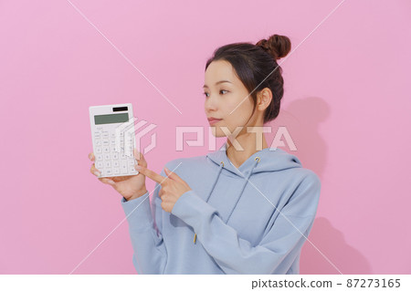 有計算器的婦女 87273165