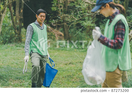 Volunteer picking up trash 87273200