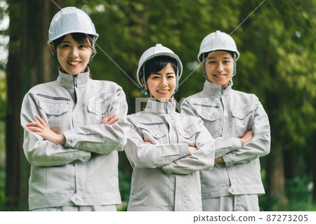 戴頭盔的工人 戴頭盔的工人 87273205