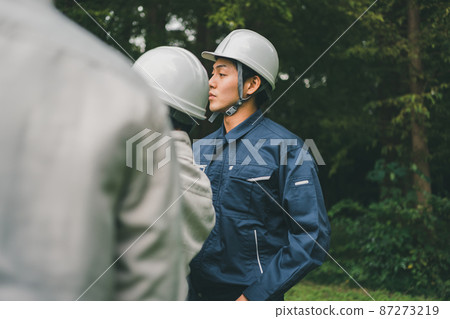 A worker wearing a helmet 87273219