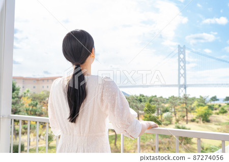 一個將在她的旅行目的地享受假期的女人 87274056