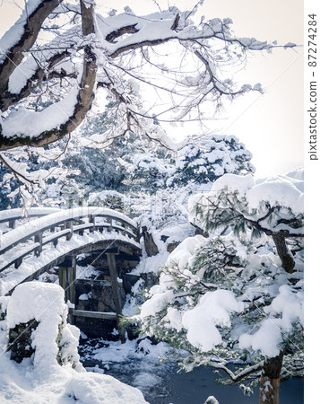 Taikobashi 在一個有雪的日本花園裡 Taikobashi 在一個有雪的日本花園裡 87274284