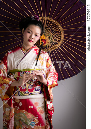 A woman wearing furisode and holding an umbrella Japan 87274643