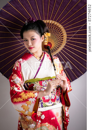A woman wearing furisode and holding an umbrella Japan 87274652