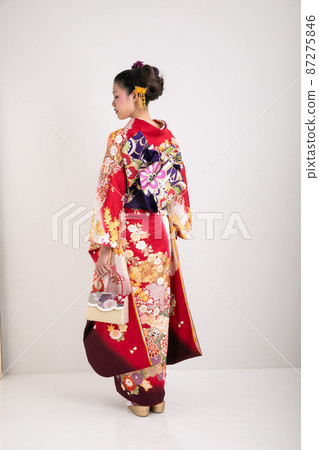 一個穿著和服的女人的背部風格 87275846