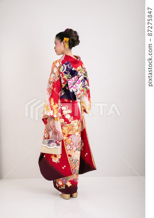 一個穿著和服的女人的背部風格 一個穿著和服的女人的背部風格 87275847