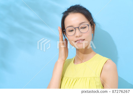 戴眼鏡的女人夏天 87276267