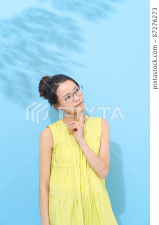 Woman wearing glasses Summer Woman wearing glasses Summer 87276273