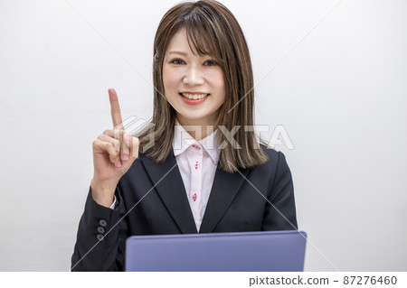 舉起食指的微笑女人 87276460