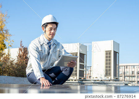 檢查太陽能電池板的商人 87276914